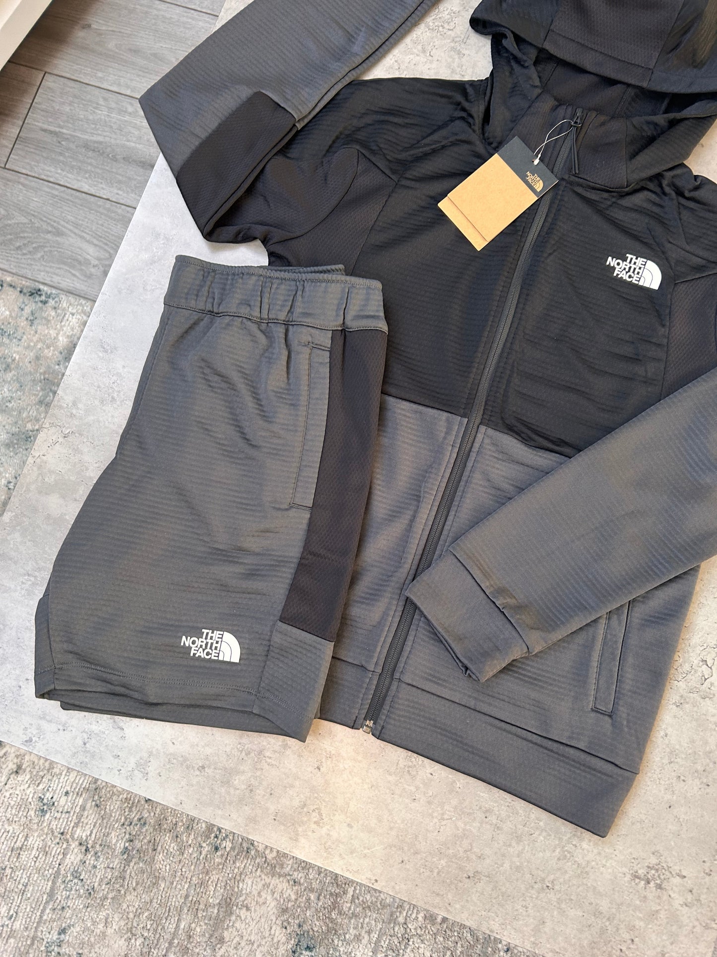 THE NORTH FACE MOUNTAIN ATHLETICS SET - ASPHALT GREY/BLACK